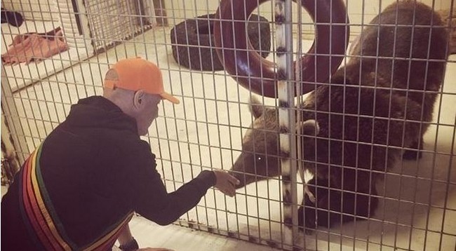 Simon con uno degli orsi salvati