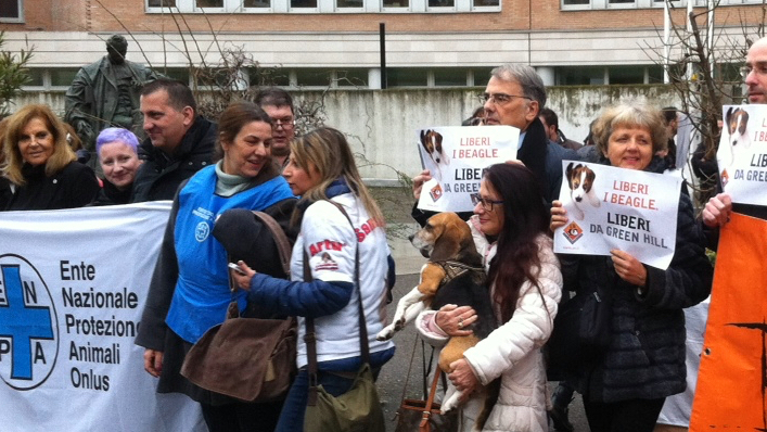 Davanti al Tribunale di Brescia pochi attimi prima della sentenza (foto di Valerio Gardoni)