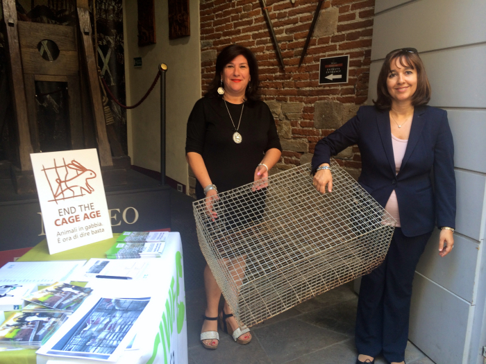La consegna della gabbia ala direttrice del museo della tortura