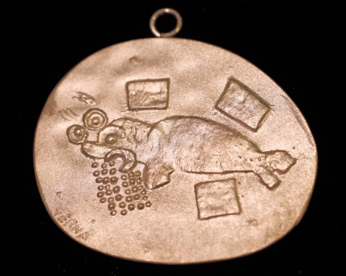 Foca monaca effige su ciondolo 