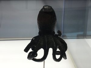 Polipo di bronzo ritrovato sull'Acropoli. Il polipo nell'antichità era il simbolo del mare ma anche della scaltrezza e dell'adattabilità.
