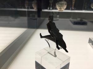 Un giovane che cavalca un delfino ritrovato sull'Acropoli. 475-450 a.c. Un tema molto amato nella Grecia antica e nella sua arte. Ed è legato alle leggende che raccontano di uomini e donne salvati dai delfini.
