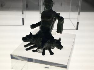 Una rappresentazione di Skilla. IV secolo a.c. Nell'Odissea Skilla è un mostro mitico con il corpo superiore di donna e dalla cinta in giù con una coda di pesce e teste di cane. Divorava i compagni dell'eroe viaggiatore.