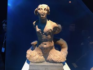 Statuetta in marmo di Tritone.Tritone è nella mitologia greca il figlio di Poseidone il dio del mare e della nereide Anfitrite. Tritone aveva un corno di conchiglia il cui suono calmava le tempeste e annunciava l'arrivo del dio del mare.