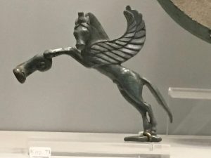 Secondo il mito, il cavallo alato Pegaso nacque dal terreno bagnato dal sangue versato quando Perseo tagliò il collo di Medusa. Secondo un'altra versione, Pegaso sarebbe balzato direttamente fuori dal collo tagliato del mostro.