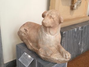 Statua funeraria di un cane.